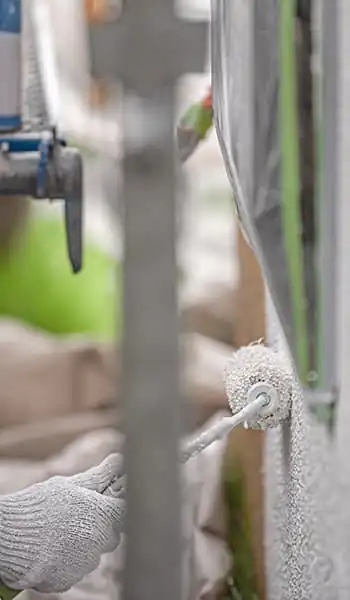 外壁を塗装している画像