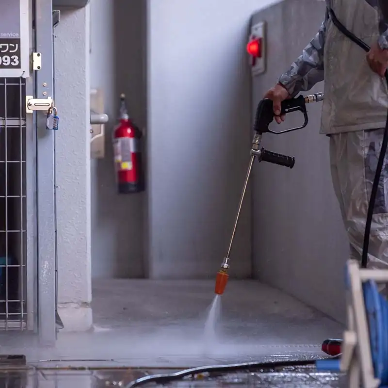 高圧洗浄で汚れを落とす
