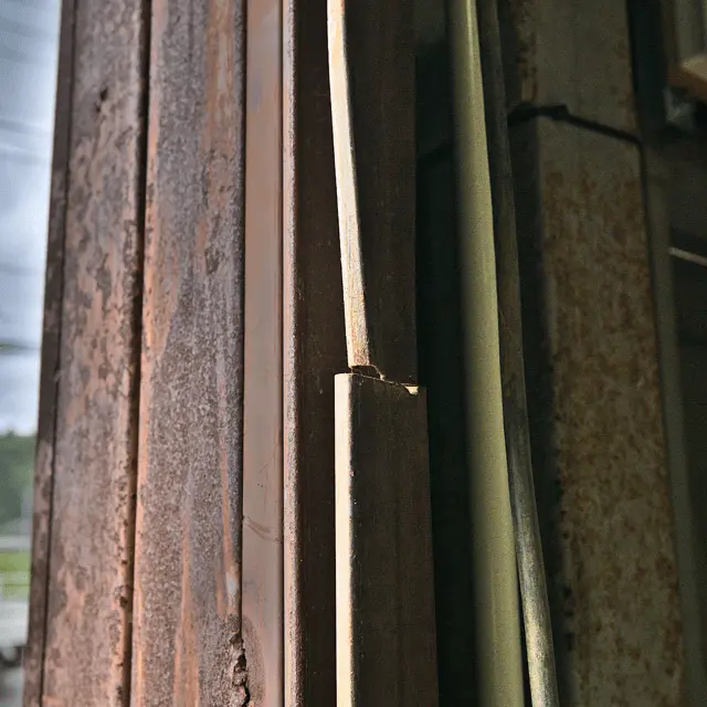 ガレージシャッターレール部分破損画像