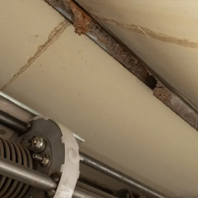 ガレージシャッターBOX内部破損状況